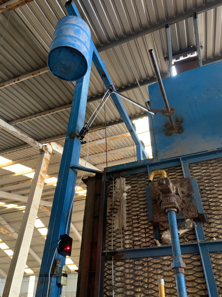 Linear actuator mounted on the kiln chimney damper
